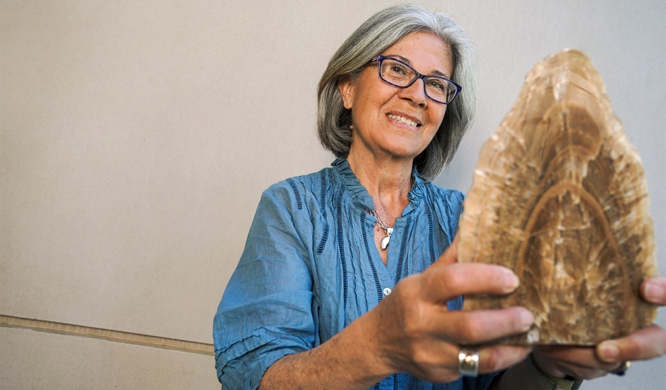 Dr. Isabel Montañez holds fossil.